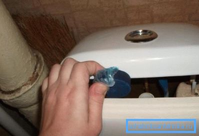 La photo montre une tablette soluble pour le réservoir de chasse d'eau. La photo montre une tablette soluble pour le réservoir de chasse d'eau.