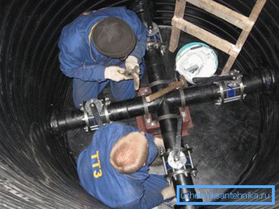 La photo montre comment l'accès du personnel aux points de contrôle du système a été mis en œuvre à l'aide d'un puits. La photo montre comment l'accès du personnel aux points de contrôle du système a été mis en œuvre à l'aide d'un puits.