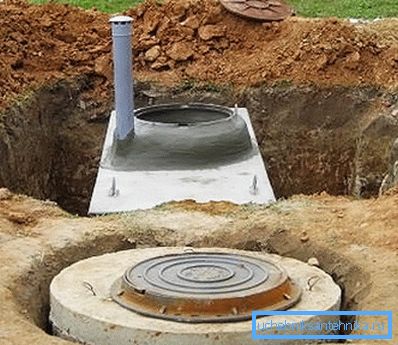 La photo montre le dispositif de la fosse septique et du puits filtrant des anneaux en béton armé. La photo montre le dispositif de la fosse septique et du puits filtrant des anneaux en béton armé.