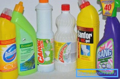 Sur la photo: produits chimiques de nettoyage populaires pour les tuyaux.