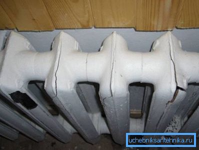 Sur la photo - conséquences de la cristallisation de l'eau dans une batterie en fonte. Sur la photo - conséquences de la cristallisation de l'eau dans une batterie en fonte.