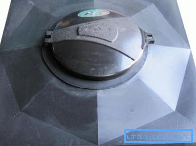 La photo montre un réservoir en plastique. La photo montre un réservoir en plastique.
