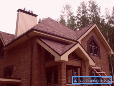 La photo montre un chalet avec des tuyaux de ventilation fermés. La photo montre un chalet avec des tuyaux de ventilation fermés.