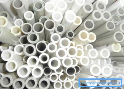 La photo montre des produits en plastique pour les systèmes de communication.