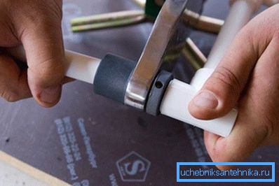 Sur la photo - l'utilisation d'un fer à souder Sur la photo - l'utilisation d'un fer à souder