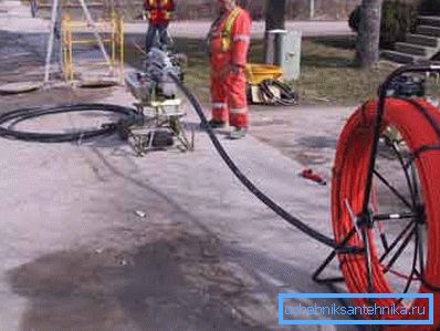 Sur la photo - utilisation d'un treuil manuel avec un câble en acier Sur la photo - utilisation d'un treuil manuel avec un câble en acier