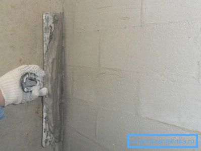 Sur la photo - l'utilisation d'une spatule large au lieu d'une règle massive. Sur la photo - l'utilisation d'une spatule large au lieu d'une règle massive.