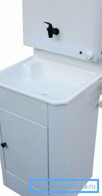 Sur la photo - un exemple de lavabo d'été, le réservoir est équipé d'éléments chauffants pour chauffer de l'eau Sur la photo - un exemple de lavabo d'été, le réservoir est équipé d'éléments chauffants pour chauffer de l'eau