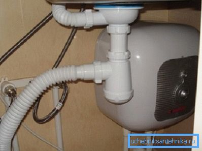 La photo montre un exemple d'installation d'un chauffe-eau compact. La photo montre un exemple d'installation d'un chauffe-eau compact.