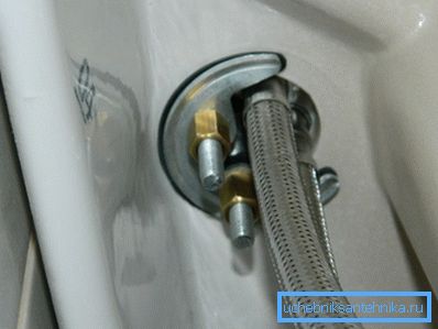 Sur la photo - un exemple de connexion du mélangeur dans la salle de bain Sur la photo - un exemple de connexion du mélangeur dans la salle de bain