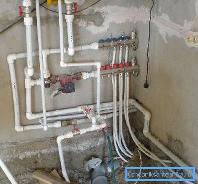 Sur la photo, un exemple de construction d'un pipeline de composants en polypropylène Sur la photo, un exemple de construction d'un pipeline de composants en polypropylène