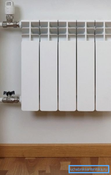 Sur la photo - un exemple d'installation correcte du thermostat