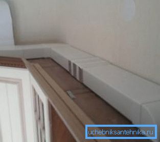 Sur la photo - un exemple de pose d'un tuyau rectangulaire Sur la photo - un exemple de pose d'un tuyau rectangulaire