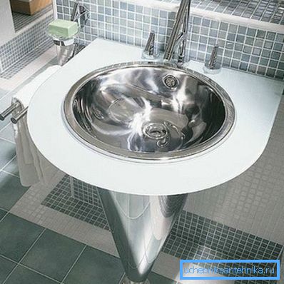 La photo montre un exemple d'utilisation réussie d'appareils sanitaires en acier inoxydable. La photo montre un exemple d'utilisation réussie d'appareils sanitaires en acier inoxydable.