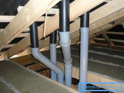Sur la photo - un exemple de mise en place réussie de la ventilation, les tuyaux passent entre les lattes et ne reposent pas contre les chevrons. Sur la photo - un exemple de mise en place réussie de la ventilation, les tuyaux passent entre les lattes et ne reposent pas contre les chevrons.