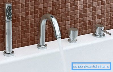 La photo est un exemple dans lequel le tuyau de douche est caché derrière la baignoire. La photo est un exemple dans lequel le tuyau de douche est caché derrière la baignoire.