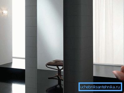 La photo montre un exemple de batterie verticale avec un panneau de miroir. La photo montre un exemple de batterie verticale avec un panneau de miroir.
