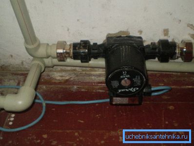 Sur la photo - système de chauffage forcé avec une pompe Sur la photo - système de chauffage forcé avec une pompe