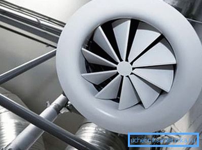 La photo montre la grille d'alimentation pour la ventilation d'urgence. La photo montre la grille d'alimentation pour la ventilation d'urgence.