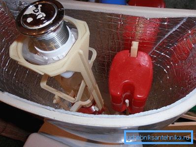 Sur la photo, on élimine le problème d'humidité excessive à la surface du réservoir en fixant un matériau isolant thermique sur les parois internes du dispositif. Sur la photo, on élimine le problème d'humidité excessive à la surface du réservoir en fixant un matériau isolant thermique sur les parois internes du dispositif.