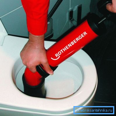 Sur la photo - nettoyage des toilettes avec pneumatique