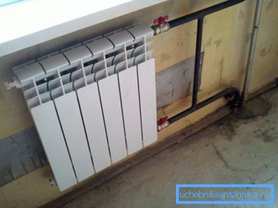 Sur la photo - le radiateur en fonte a été remplacé par un radiateur à bilame Sur la photo - le radiateur en fonte a été remplacé par un radiateur à bilame