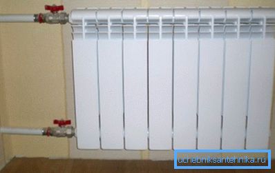 Sur la photo - un radiateur avec des connexions latérales. Sur la photo - un radiateur avec des connexions latérales.