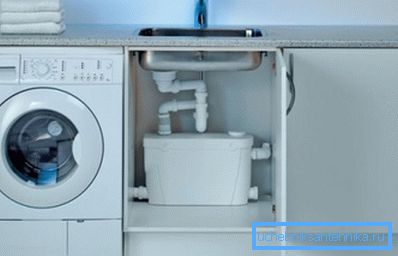 Sur la photo - placement de la modification de cuisine de la pompe sous l'évier Sur la photo - placement de la modification de cuisine de la pompe sous l'évier