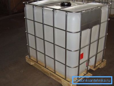 Sur la photo - un réservoir avec un robinet à tournant sphérique Sur la photo - un réservoir avec un robinet à tournant sphérique