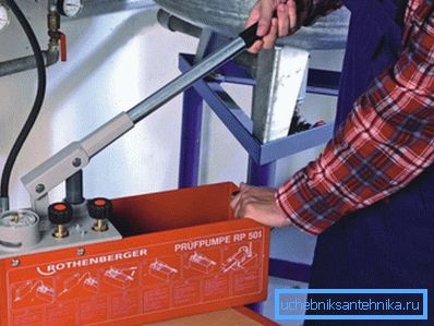 Sur la photo: une pompe à main vous permet de remplir le système rapidement et efficacement. Sur la photo: une pompe à main vous permet de remplir le système rapidement et efficacement.