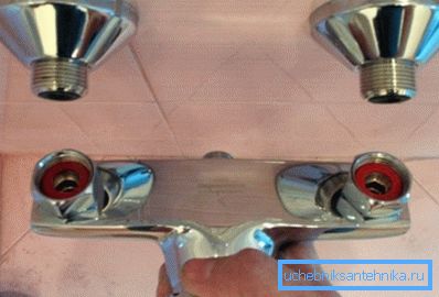 Sur la photo: à l’aide d’écrous, la vanne est raccordée à l’alimentation en eau Sur la photo: à l’aide d’écrous, la vanne est raccordée à l’alimentation en eau