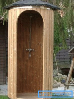 Sur la photo, un tonneau de douche de jardin.