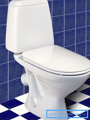 Sur la photo - le type le plus commun de toilettes Sur la photo - le type le plus commun de toilettes