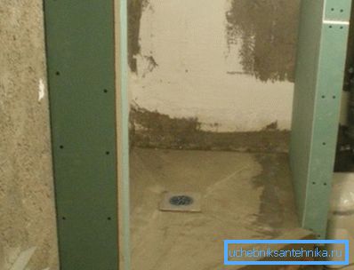Sur la photo - l'assemblage d'une douche en placoplâtre fait maison Sur la photo - l'assemblage d'une douche en placoplâtre fait maison