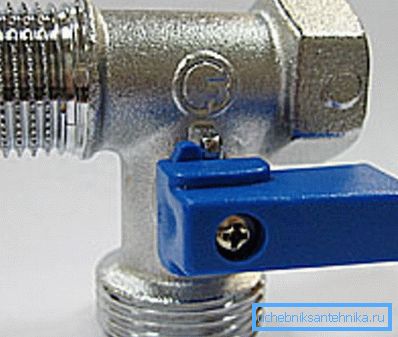 Sur la photo - un robinet à tournant sphérique pour connecter une machine à laver Sur la photo - un robinet à tournant sphérique pour connecter une machine à laver