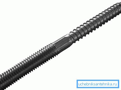 Sur la photo: le goujon est spécialement conçu pour permettre un réglage rapide de la position des colliers de fixation des tuyaux d'égout Sur la photo: le goujon est spécialement conçu pour permettre un réglage rapide de la position des colliers de fixation des tuyaux d'égout