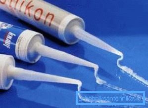 Dans la photo - mastic de silicone dans des tubes pour les joints d'égouts Dans la photo - mastic de silicone dans des tubes pour les joints d'égouts