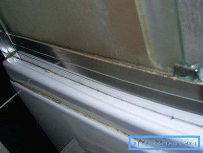 Sur la photo: s'accumulant sur la surface et les articulations, la plaque désordonne l'apparence de la structure