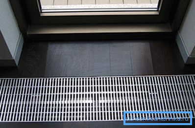 Sur une photo - le convecteur à plancher caché Sur une photo - le convecteur à plancher caché