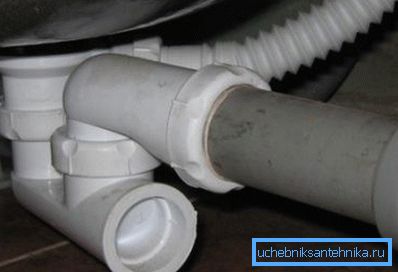 Sur la photo - le drain du bac à douche. Sur la photo - le drain du bac à douche.