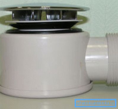 Sur la photo: l'unité de drainage est une conception spéciale avec une grille de protection contre les débris. Sur la photo: l'unité de drainage est une conception spéciale avec une grille de protection contre les débris.