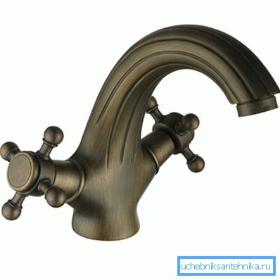 La photo montre un mitigeur de lavabo avec un corps en laiton. La photo montre un mitigeur de lavabo avec un corps en laiton.