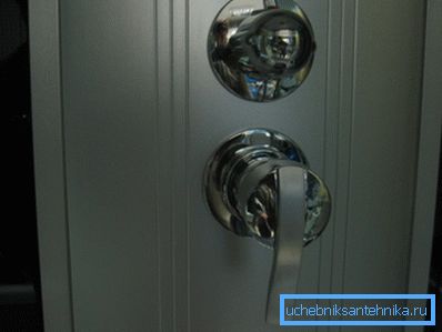 Sur la photo - le mélangeur sur le panneau dans la cabine de douche Sur la photo - le mélangeur sur le panneau dans la cabine de douche