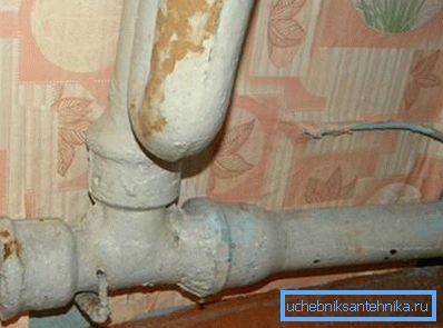 Sur la photo - l'état des eaux usées en fonte après un demi-siècle d'utilisation. Sur la photo - l'état des eaux usées en fonte après un demi-siècle d'utilisation