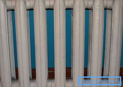 Sur la photo - un radiateur en fonte standard Sur la photo - un radiateur en fonte standard