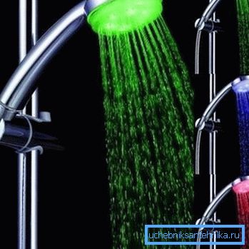 Sur la photo: les buses de douche et de robinet à LED créent un effet original que les enfants aiment beaucoup et servent de source de lumière supplémentaire. Sur la photo: les buses de douche et de robinet à LED créent un effet original que les enfants aiment beaucoup et servent de source de lumière supplémentaire.