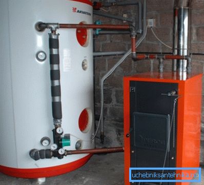 Sur la photo - l'accumulateur de chaleur dans le cerclage d'une chaudière à combustible solide. Sur la photo - l'accumulateur de chaleur dans le cerclage d'une chaudière à combustible solide.