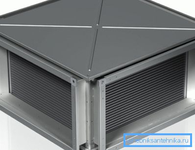 Sur la photo, l'échangeur de chaleur utilisé dans l'équipement climatique dans un boîtier de protection Sur la photo, l'échangeur de chaleur utilisé dans l'équipement climatique dans un boîtier de protection