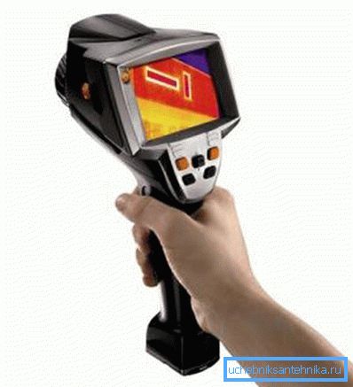 Sur la photo - une caméra thermique pour examiner les bâtiments Sur la photo - une caméra thermique pour examiner les bâtiments