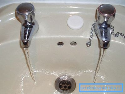 Sur la photo, un lavabo typique de la Grande-Bretagne. Sur la photo, un lavabo typique de la Grande-Bretagne.